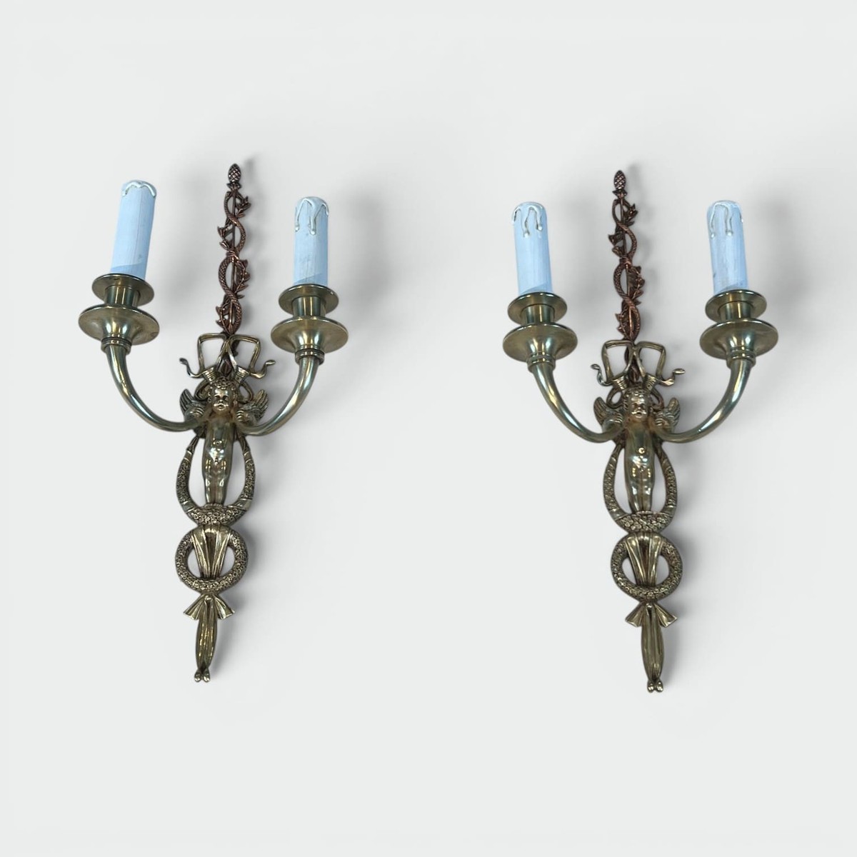 Paire d'Appliques Néoclassiques à Deux Bras de Lumière en Laiton et Cuivre Figurant un Angelot.