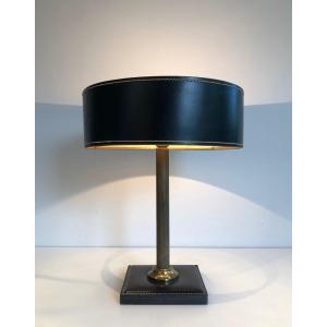 Lampe de Bureau en cuir noir et laiton. Travail Français dans le Goût de Jacques Adnet. Vers 1970