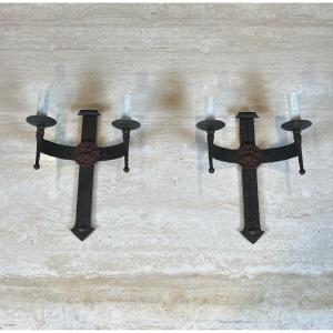 Paire d'appliques en fer forgé au blason à 2 bras de lumière comportant des armoiries 