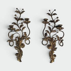 Paire d'Appliques à Deux Bras de Lumière en Métal Doré à Décor de Feuillages et Baies. Travail