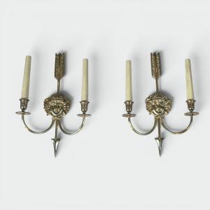 Paire d'Appliques à Deux Bras de Lumière en Bronze à Décor de Flèche et Mascaron de Bacchante.
