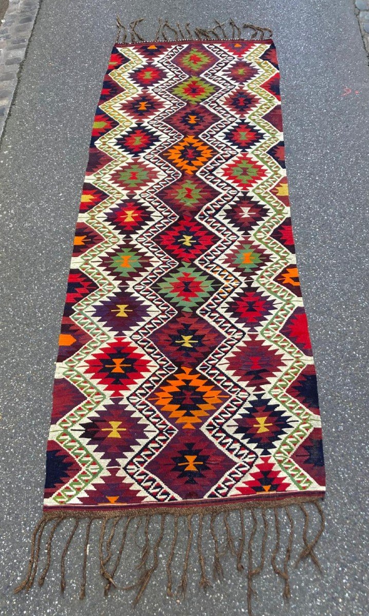 Kilim Gallery. Beydaglari - Türkiye. Circa 1940. 360 X 125 Cm