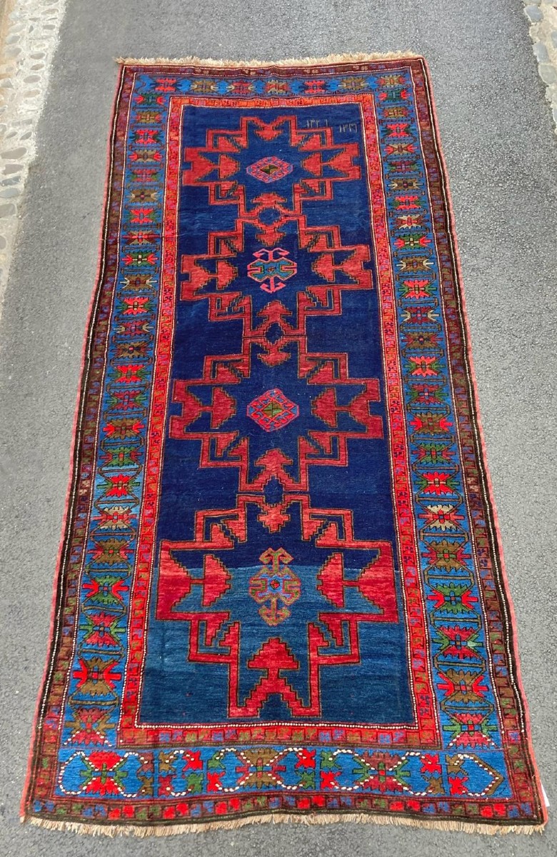 Tapis Caucase. Daté 1970. 385 x 160 cm