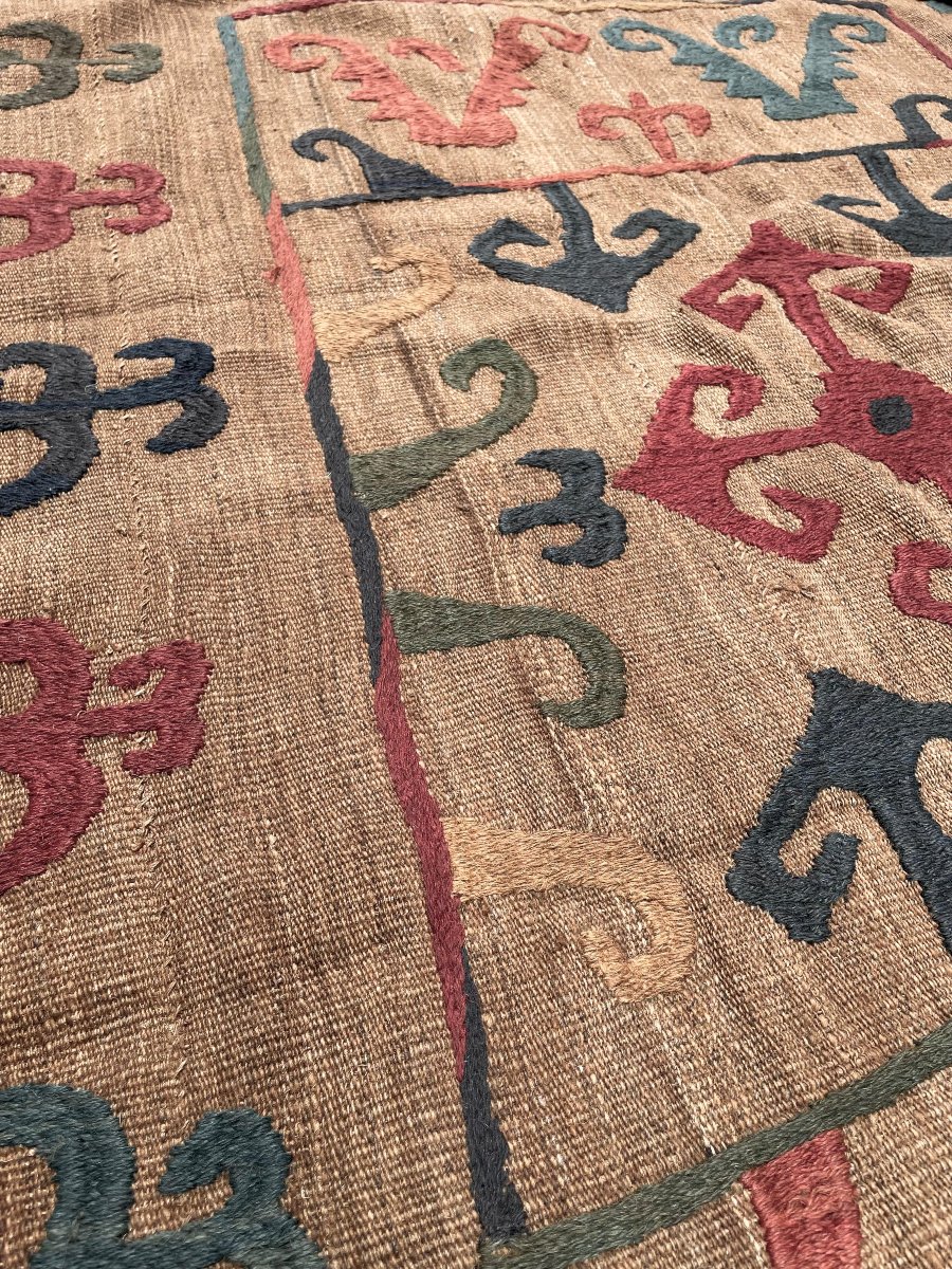 Tapis brodé. Kirghizistan. Asie Centrale. Circa 1920. 202 x 145 cm-photo-3