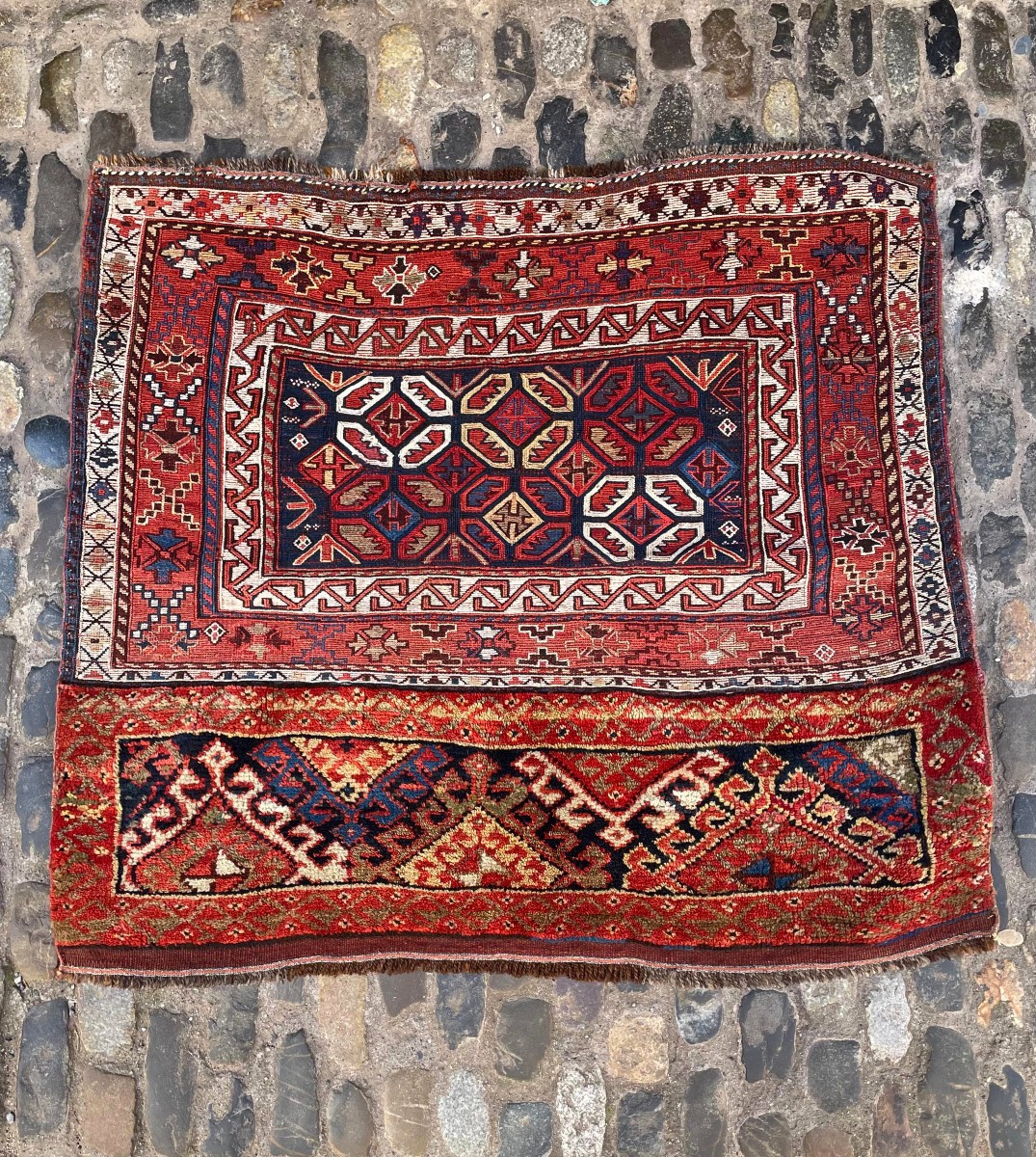 Tapis - Khorjin. Bathiyari. Perse. Circa 1880. 102 x 90 cm