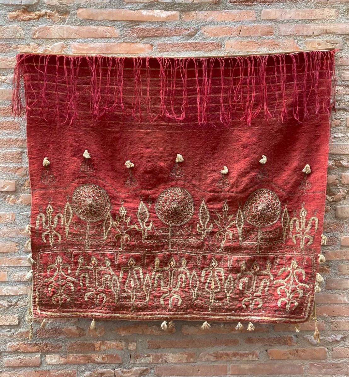 Étoffe couvre coffre ancien. Pakistan. Circa 1880. 106 x 106 cm