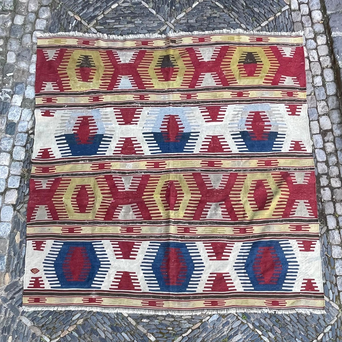 Kilim Parmaklı. Anatolia. Circa 1900. 195 X 190 Cm