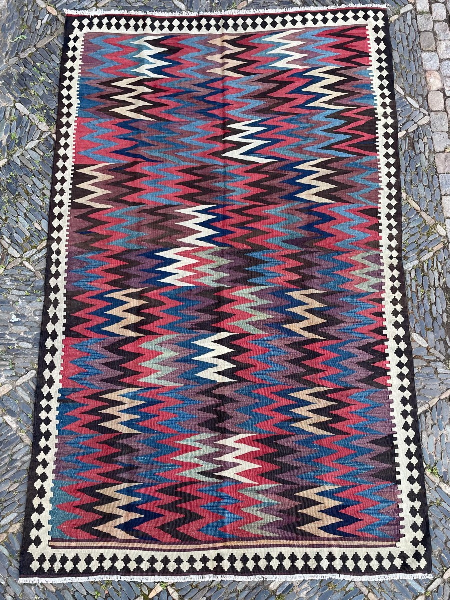 Kilim Veramin - Qashqai. Perse. Circa 1880.  230 x 138 cm