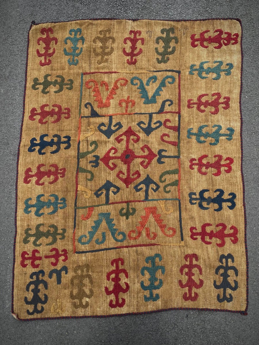 Tapis brodé. Kirghizistan. Asie Centrale. Circa 1920. 202 x 145 cm
