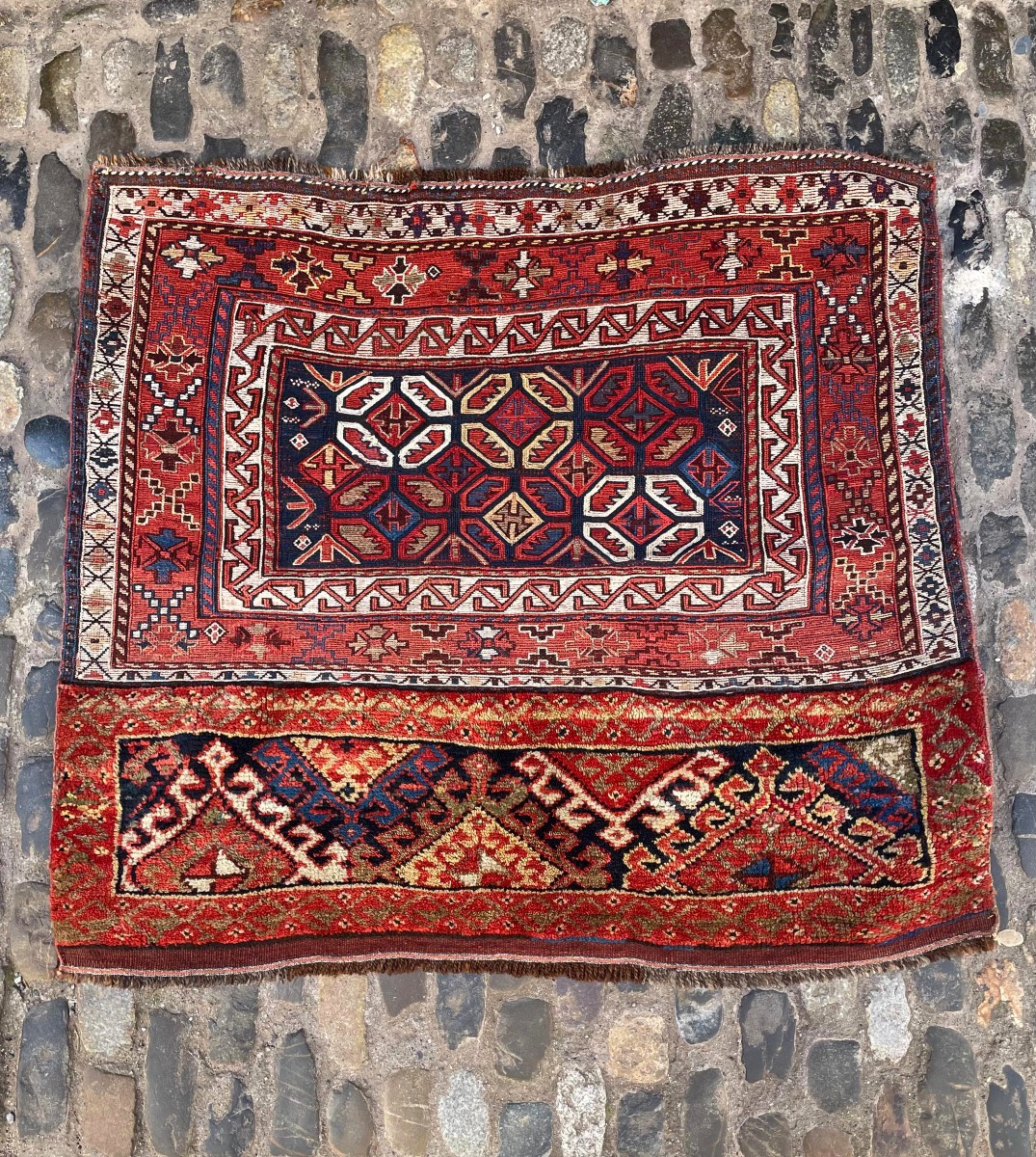 Tapis Khorjin. Bathiyari. Perse. Circa 1880. 102 x 90 cm