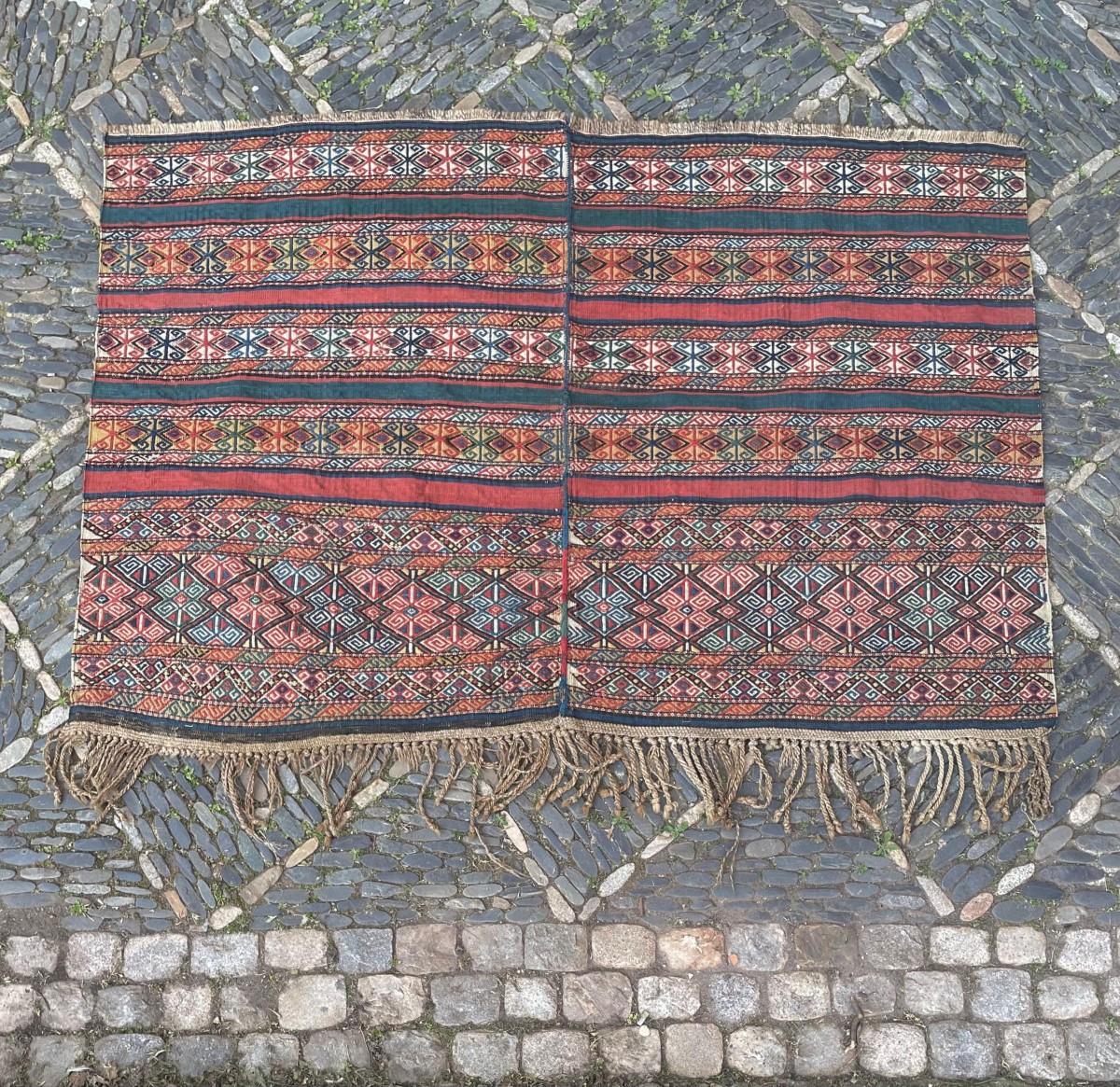 Kilim entièrement brodé. Shahsaven / Perse. Circa 1880. 152 x 110 cm