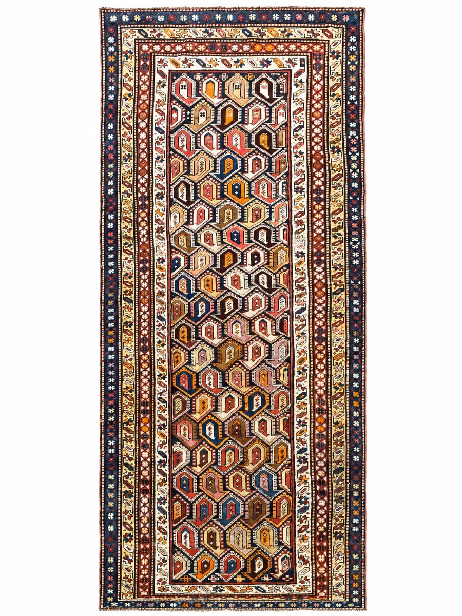 Tapis Karabag. Caucase du Sud. Circa 1920. 312 x 120 cm