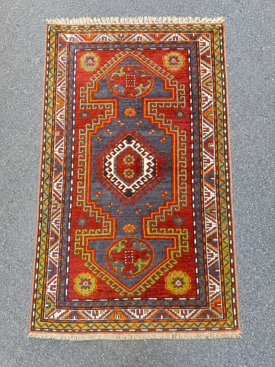 Tapis Kazak. Caucase. Milieu 20 ième. 255 x 140 cm