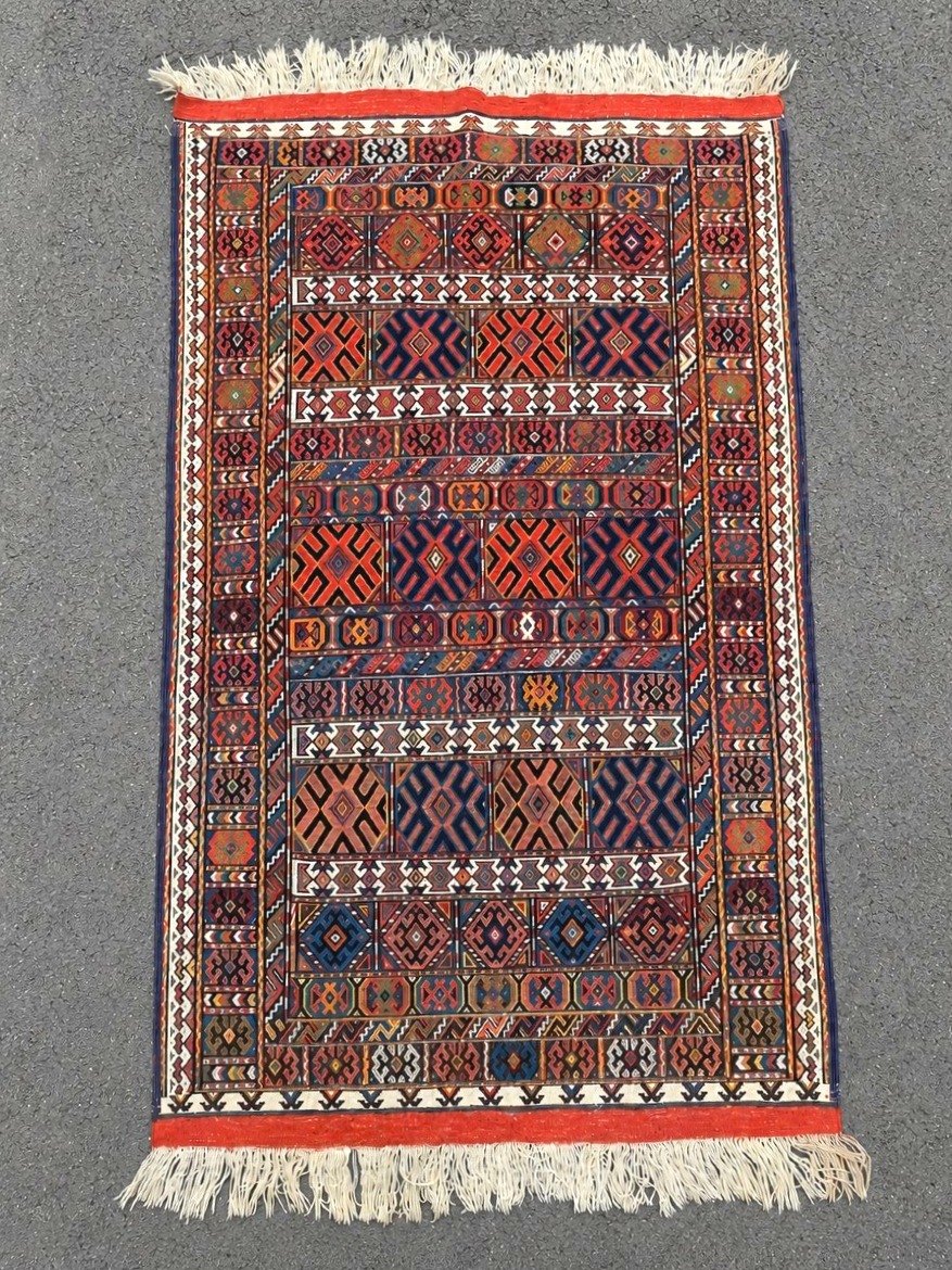 Tapis Sumak. Perse. Milieu 20 ième. 200 x 107 cm