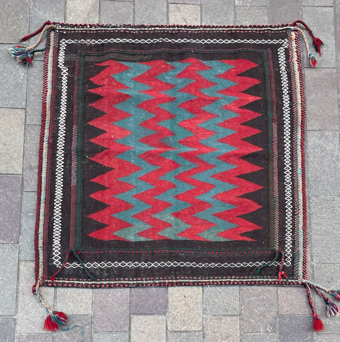 Sofreh Bathiyari - Perse. Circa 1950. 123 x 120 cm