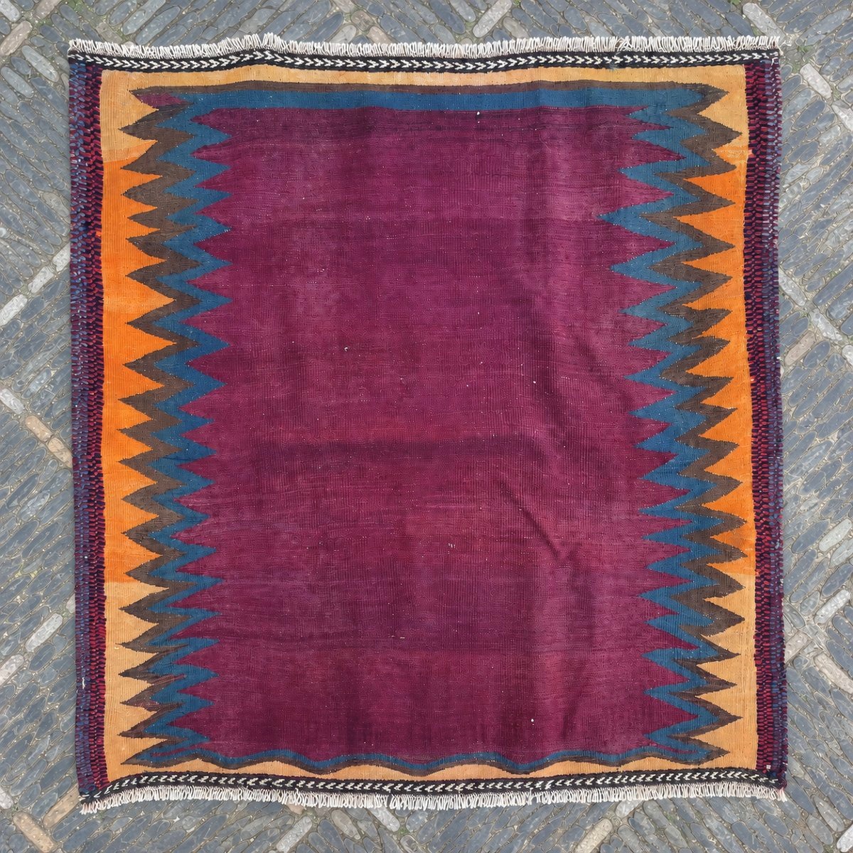 Sofreh Bathiyari - Persia. Circa 1950. 117 X 112 Cm