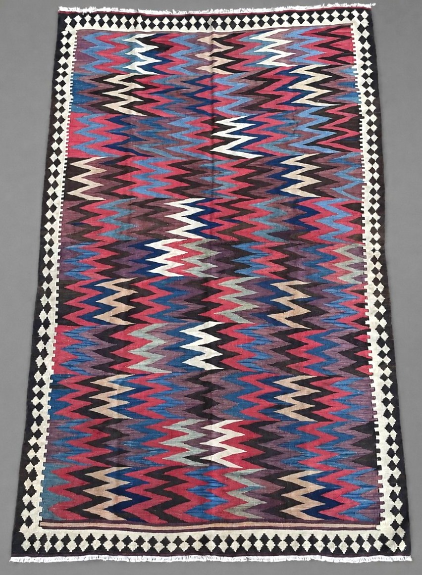Kilim VERAMIN.  PERSE. Circa 1880.  230 x 138 cm