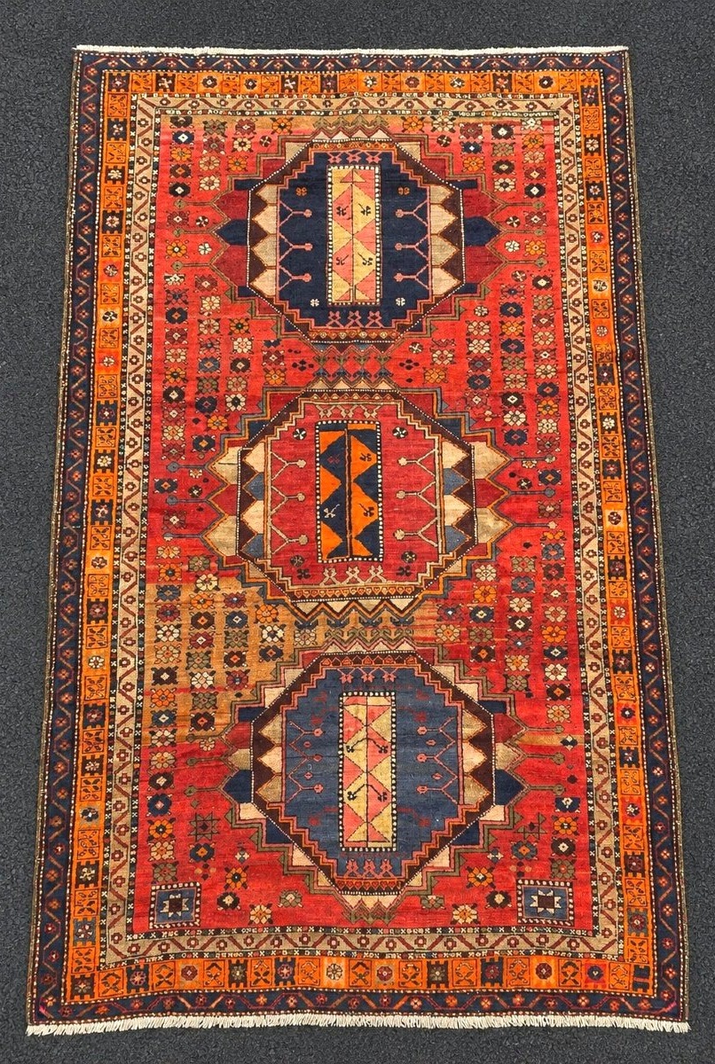 Tapis Karabag. Caucase. Début 20 ième. 275 x 150 cm