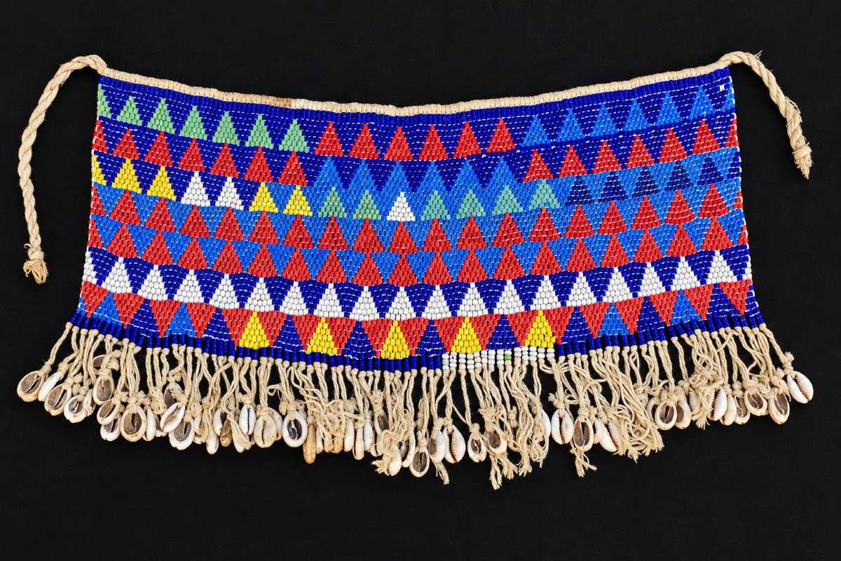 Ancien tablier féminin perlé. Nord Cameroun. Début 20 ième. 44 x 22 cm