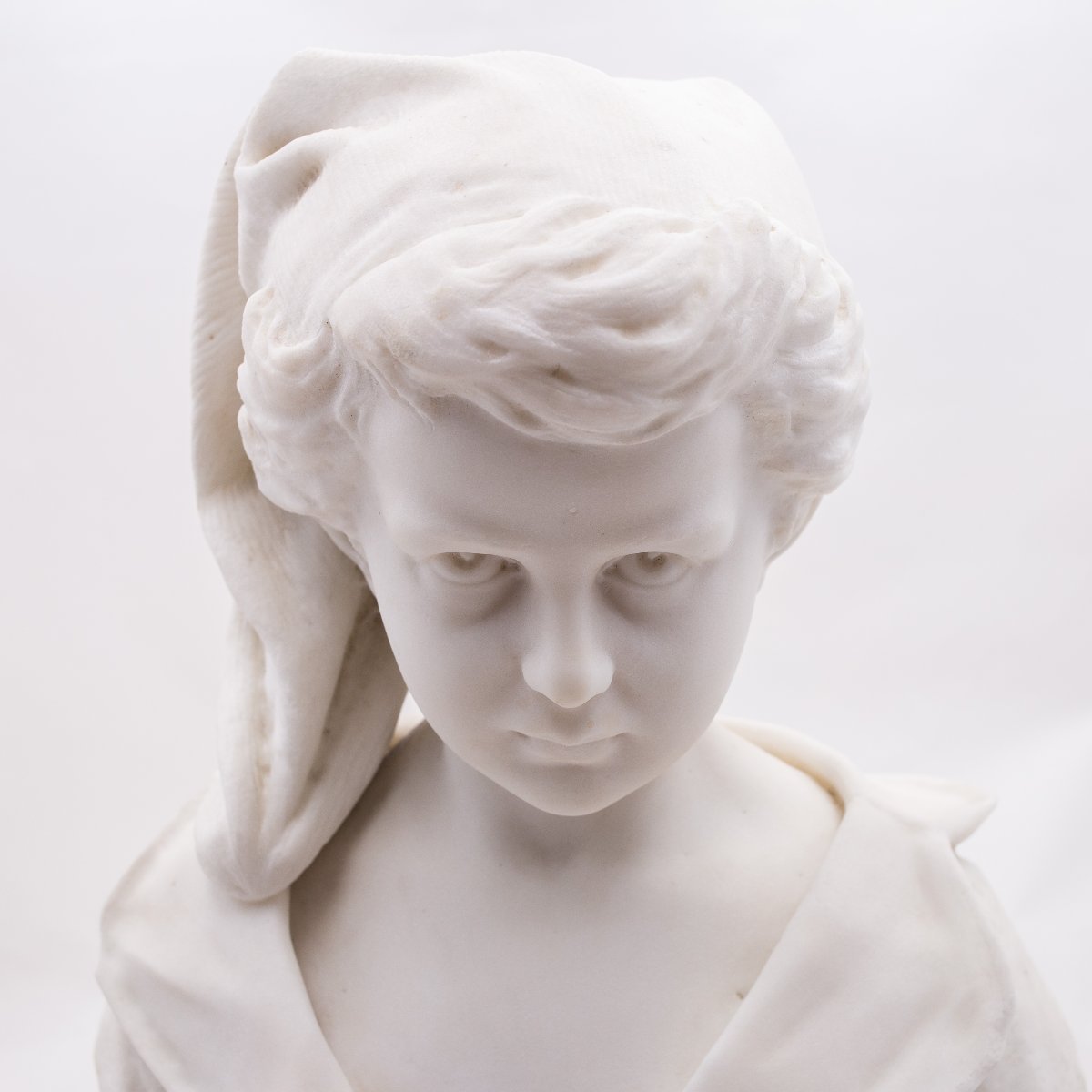 Sculpture en marbre « Le jeune homme contemplatif », fin 19e/début 20e siècle-photo-1