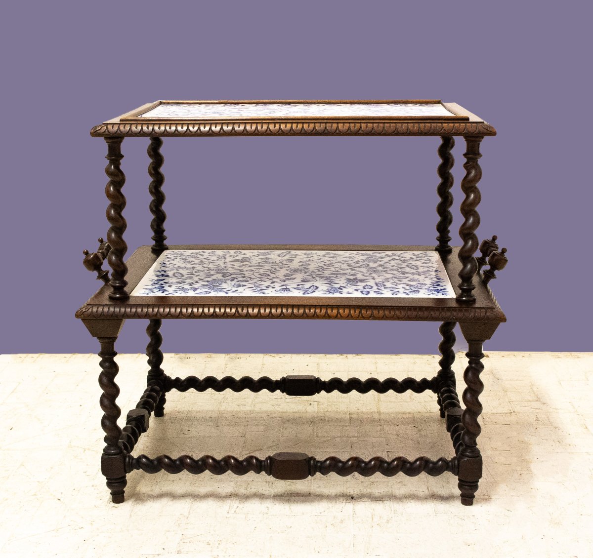 Table basse en noyer avec deux tablettes en céramique décorées, Fin du 19e siècle-photo-2