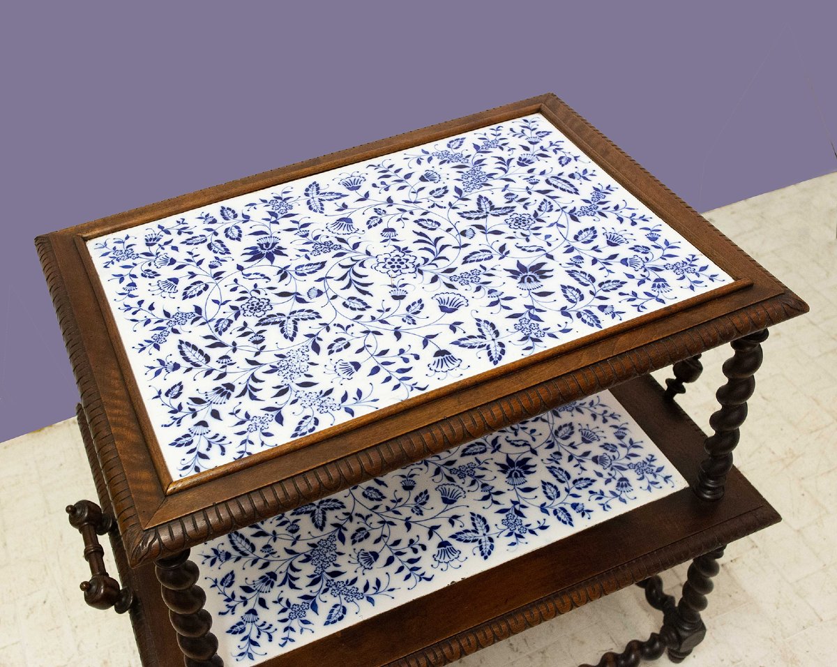 Table basse en noyer avec deux tablettes en céramique décorées, Fin du 19e siècle-photo-3
