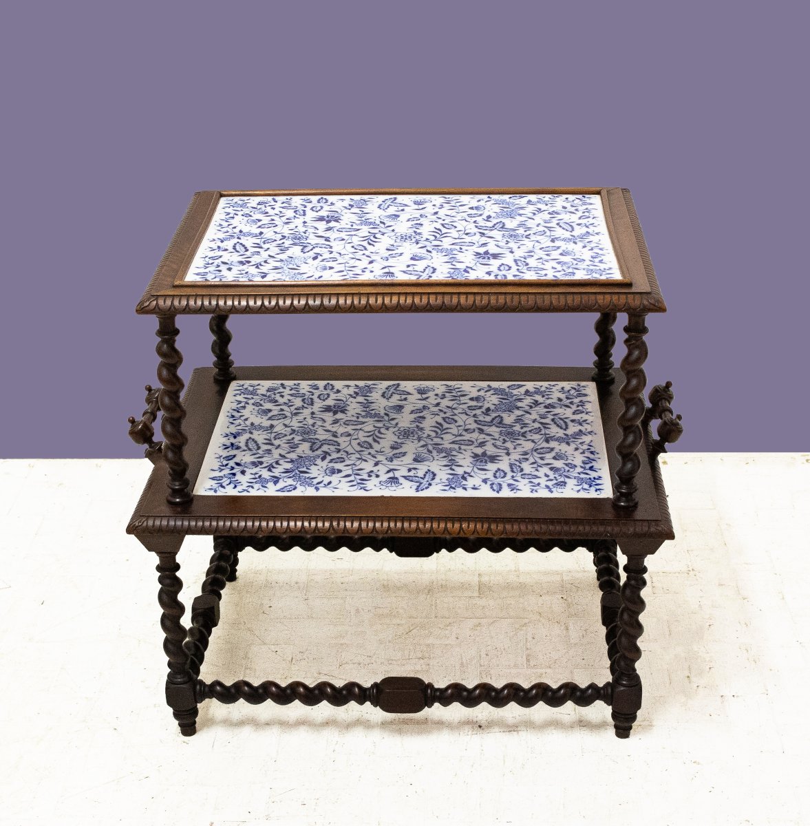 Table basse en noyer avec deux tablettes en céramique décorées, Fin du 19e siècle-photo-1
