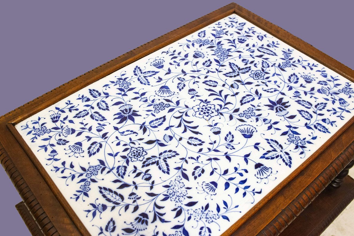 Table basse en noyer avec deux tablettes en céramique décorées, Fin du 19e siècle-photo-2
