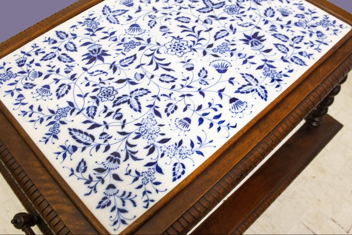 Table basse en noyer avec deux tablettes en céramique décorées, Fin du 19e siècle-photo-3