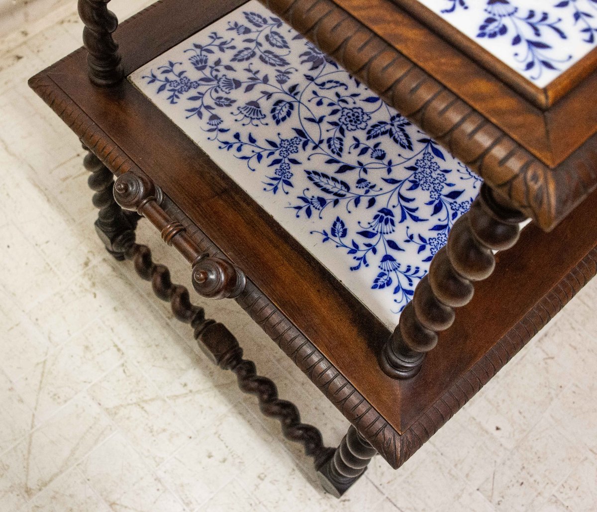 Table basse en noyer avec deux tablettes en céramique décorées, Fin du 19e siècle-photo-4