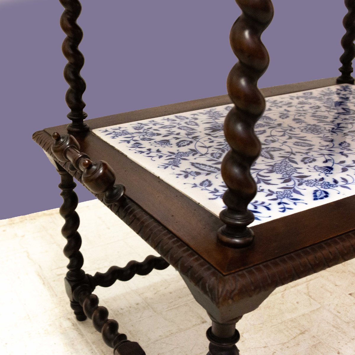 Table basse en noyer avec deux tablettes en céramique décorées, Fin du 19e siècle-photo-8