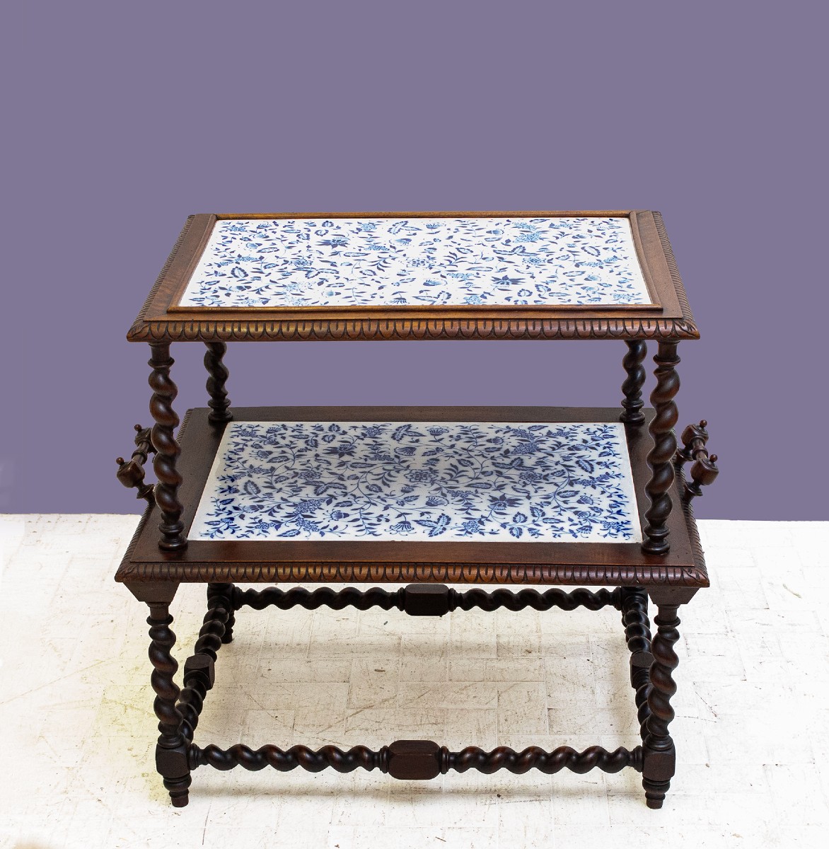 Table basse en noyer avec deux tablettes en céramique décorées, Fin du 19e siècle
