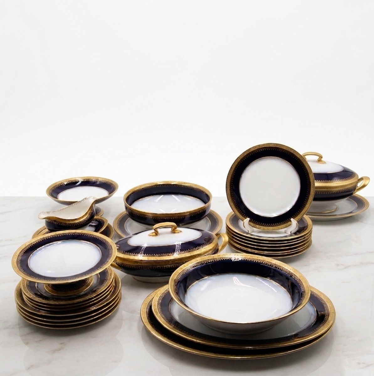 Service de table Limoges « Bleu cobalt et or », XXe siècle
