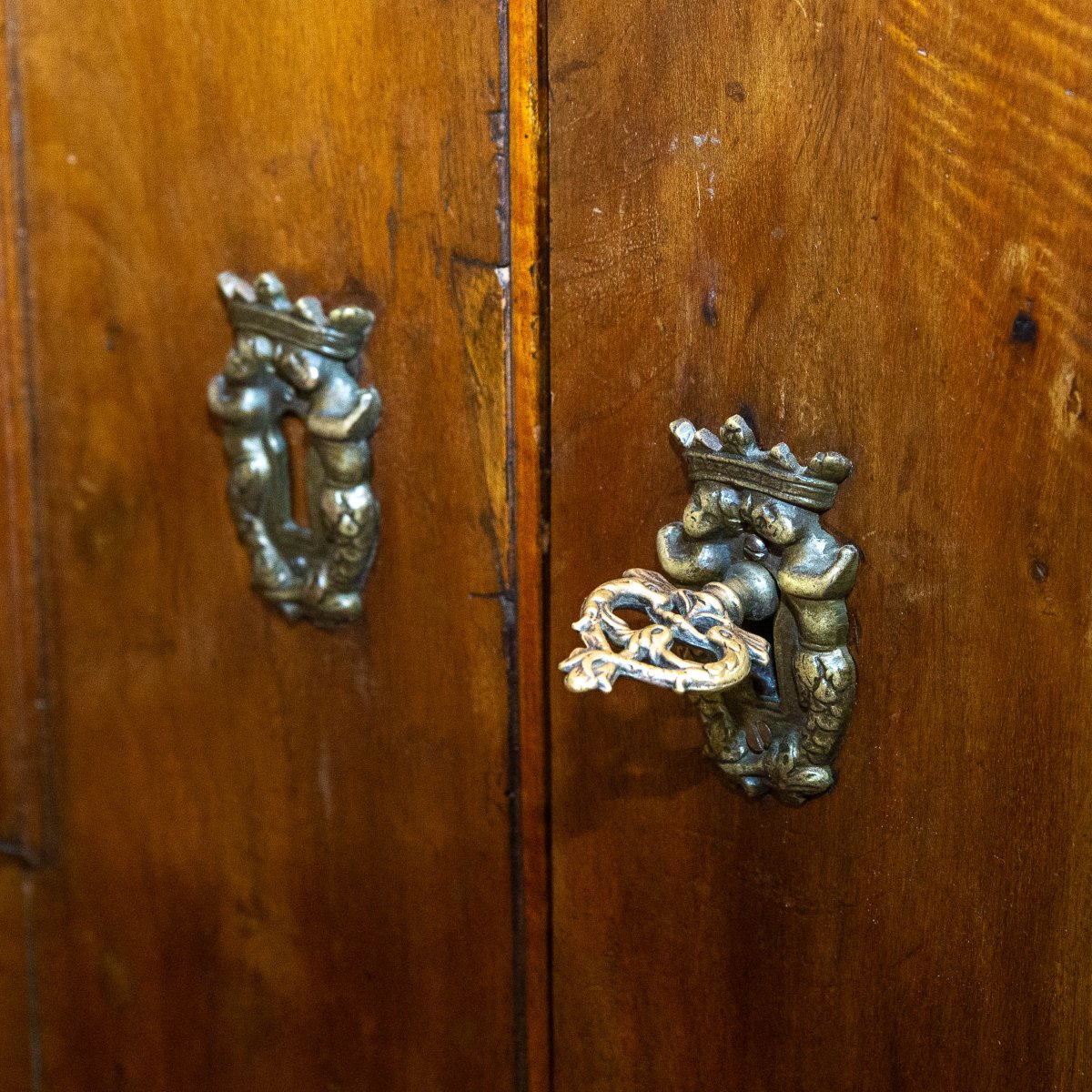 Armoire lombarde en noyer, XVIIIe siècle-photo-3