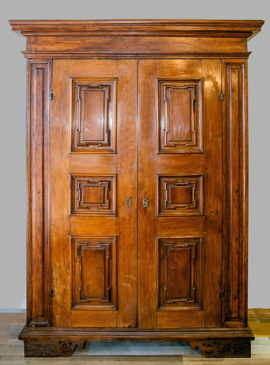 Armoire lombarde en noyer, XVIIIe siècle