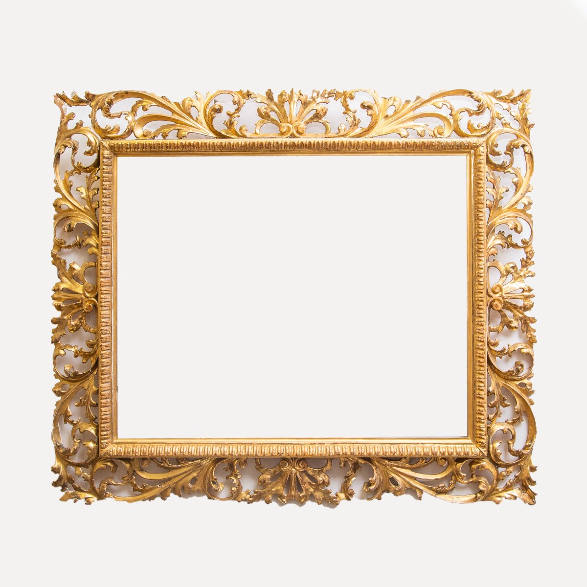 Miroir en bois doré, finement sculpté, XIXe siècle