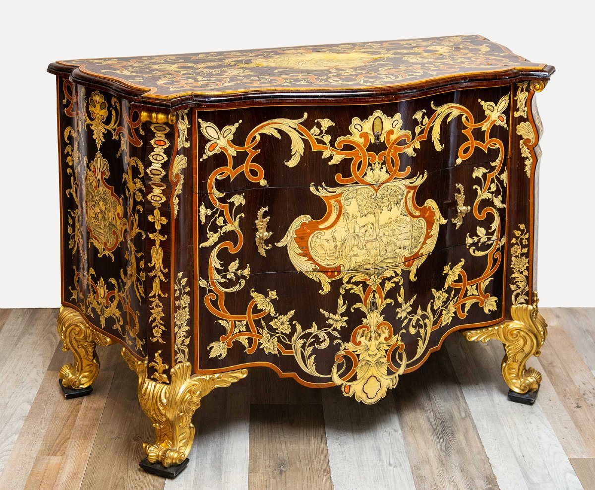 Commode à forme bombée dans le style de Pietro Piffetti, XXe siècle
