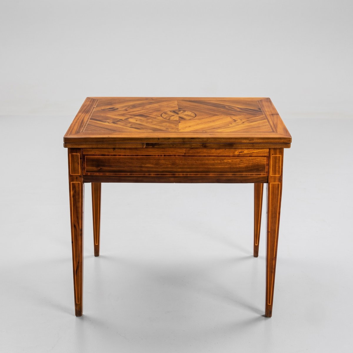 Petite table de jeu en noyer, style Directoire, XIXe siècle