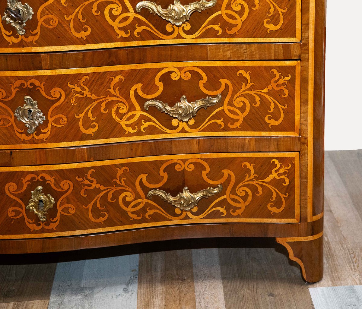 Commode en noyer marqueté, originaire du Piémont, milieu du XVIIIe siècle-photo-1