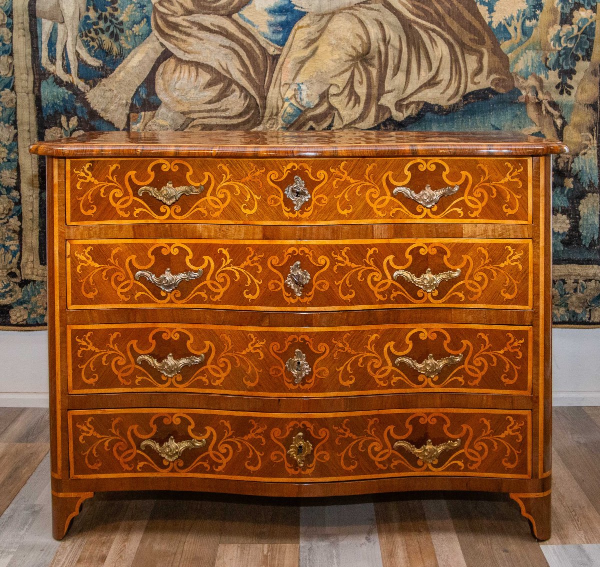 Commode en noyer marqueté, originaire du Piémont, milieu du XVIIIe siècle