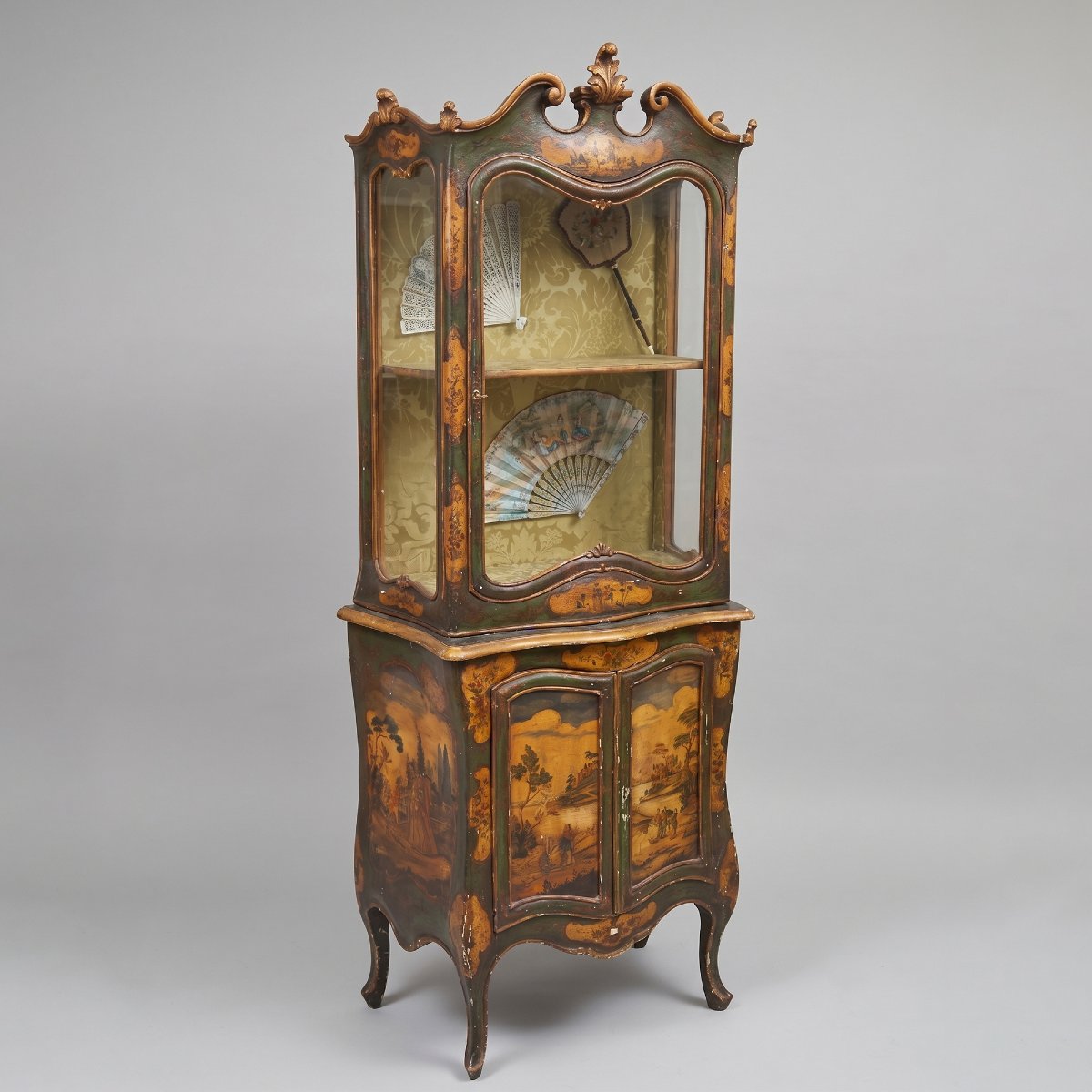 Vitrine vénitienne, style Louis XV, en bois laqué, début du XXe siècle