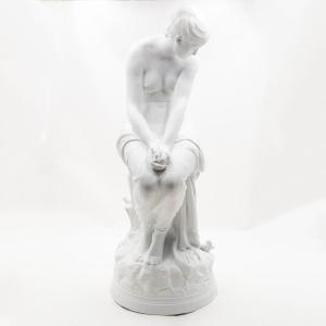 Auguste Joseph Peiffer, « Baigneuse aux hirondelles », biscuit, fin du XIXe siècle  