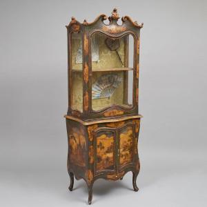 Vitrine vénitienne, style Louis XV, en bois laqué, début du XXe siècle