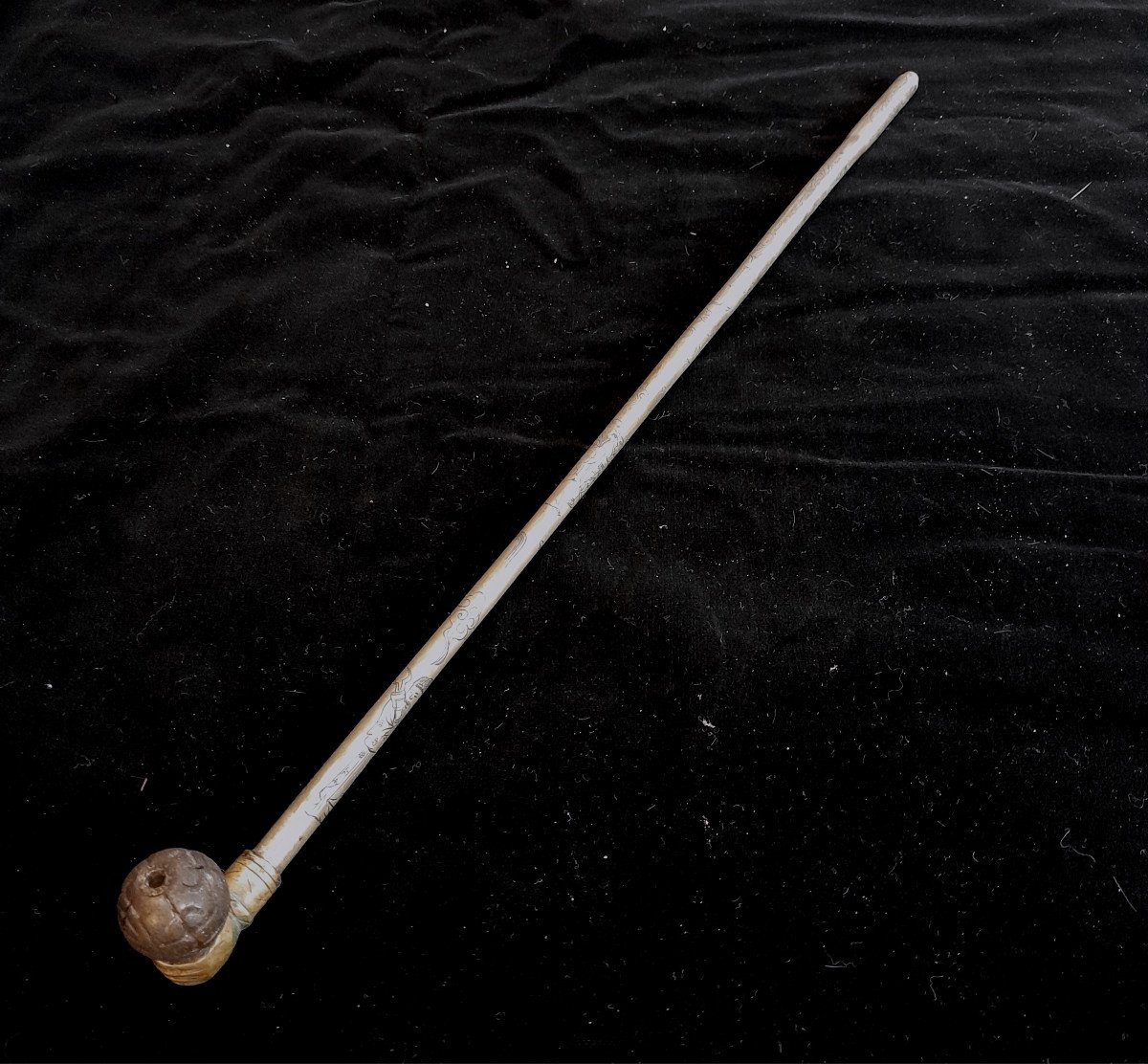 Fine Pipe Au Poing De Femme, Pour l'Opium, Ciselée, Fin XIXème, Métal Et Bambou