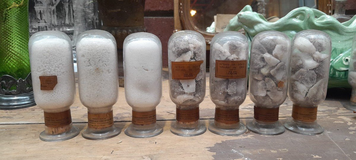 Collection-7 Flacons Renversés Contenant Différents états Du Nitrate De Soude Naturel Du Chili-photo-1