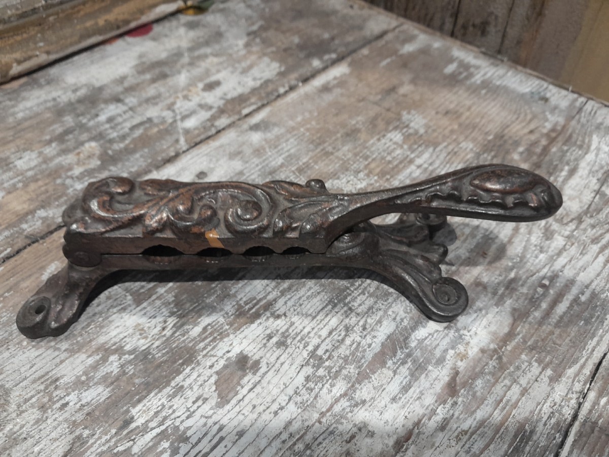 Mâche-bouchon de pharmacie en fonte de fer, XIXÈME