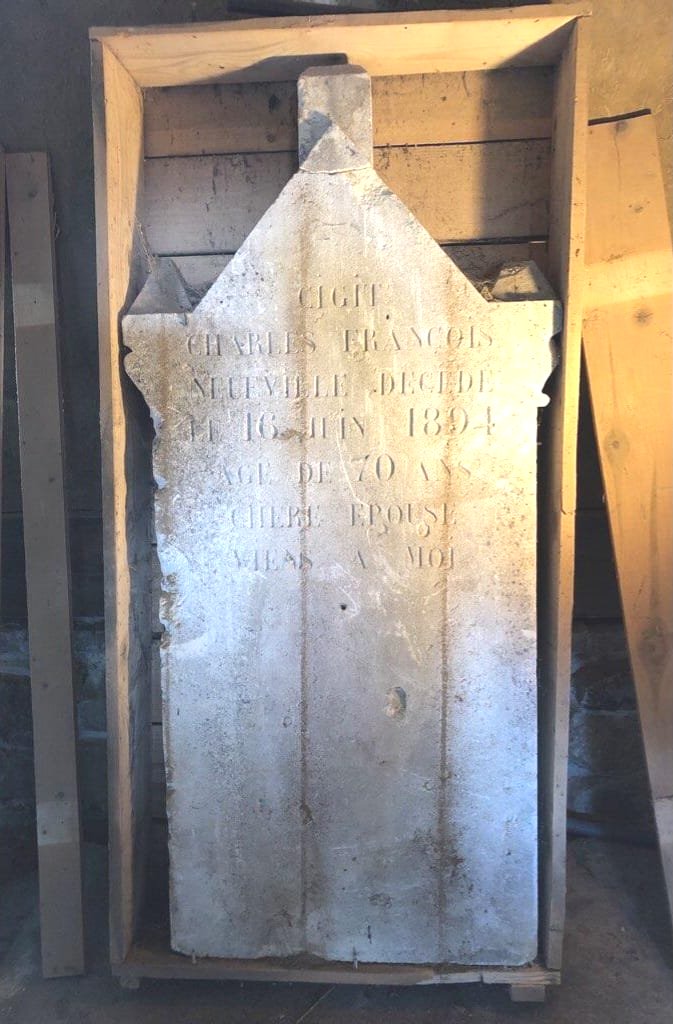 Pierre tombale sculptée, néogothique, représentant le Christ roi et la Pietà, 1894-photo-2