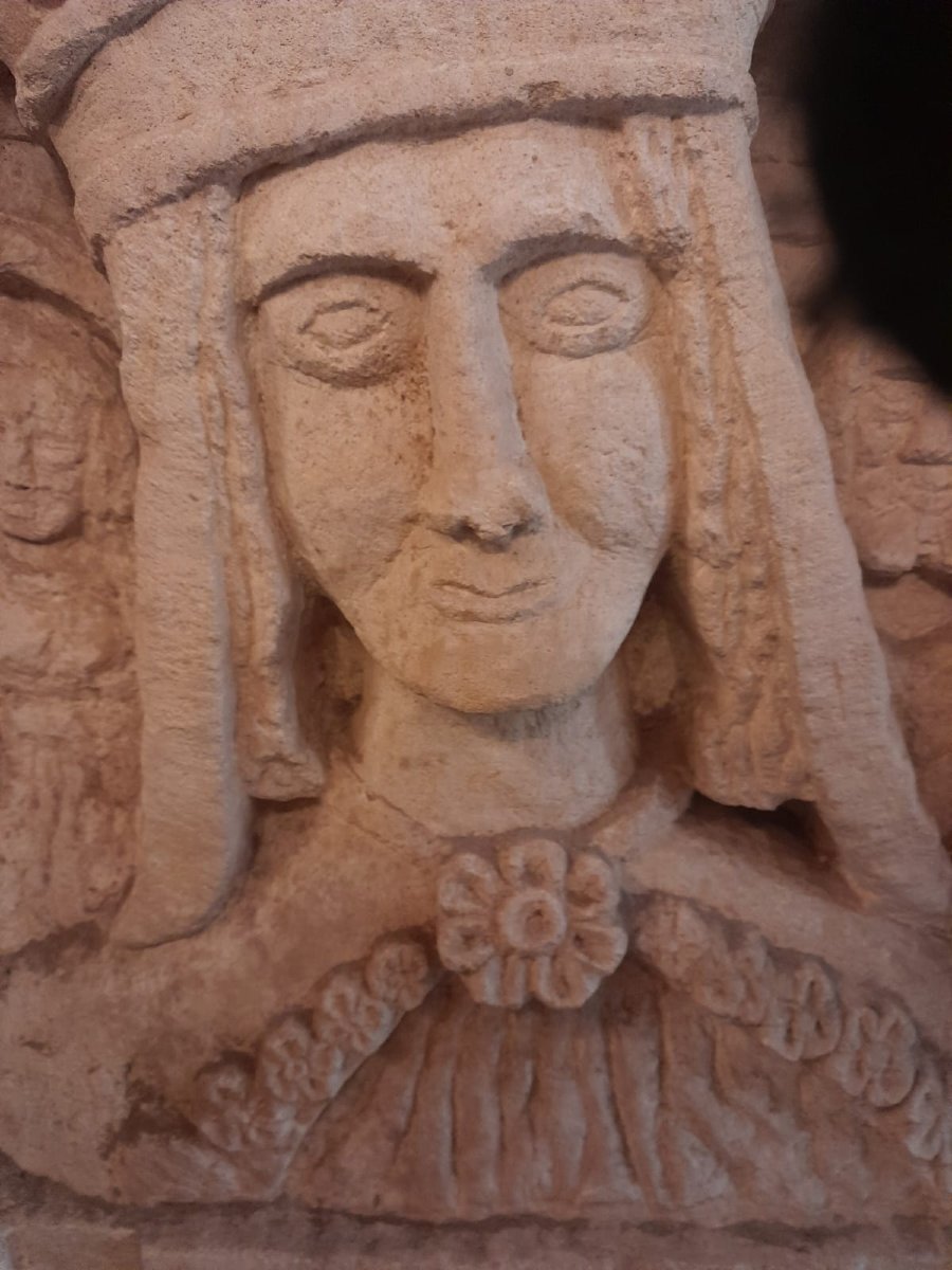 Pierre tombale sculptée, néogothique, représentant le Christ roi et la Pietà, 1894-photo-1