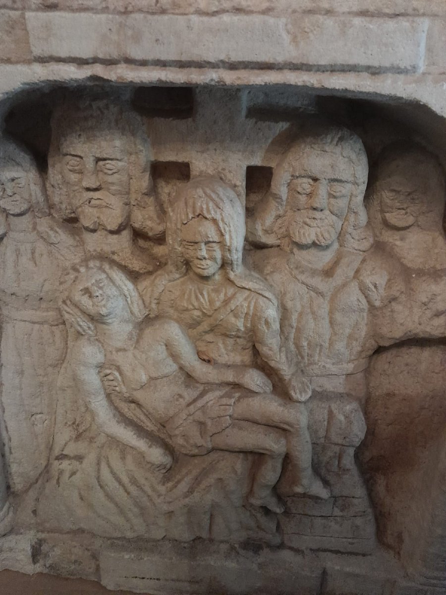 Pierre tombale sculptée, néogothique, représentant le Christ roi et la Pietà, 1894-photo-3