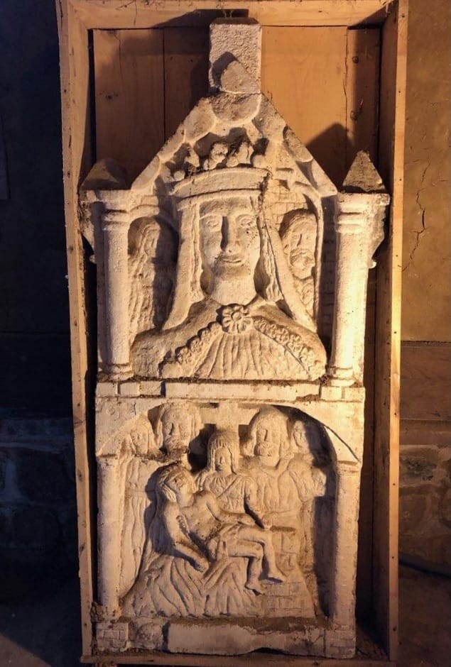 Pierre tombale sculptée, néogothique, représentant le Christ roi et la Pietà, 1894